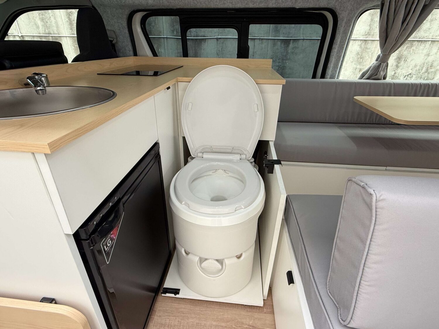 Olly Campervan Económica Hiace Hitop de Toyota de 2 plazas en alquiler desde las ubicaciones de Nomado en Auckland y Christchurch