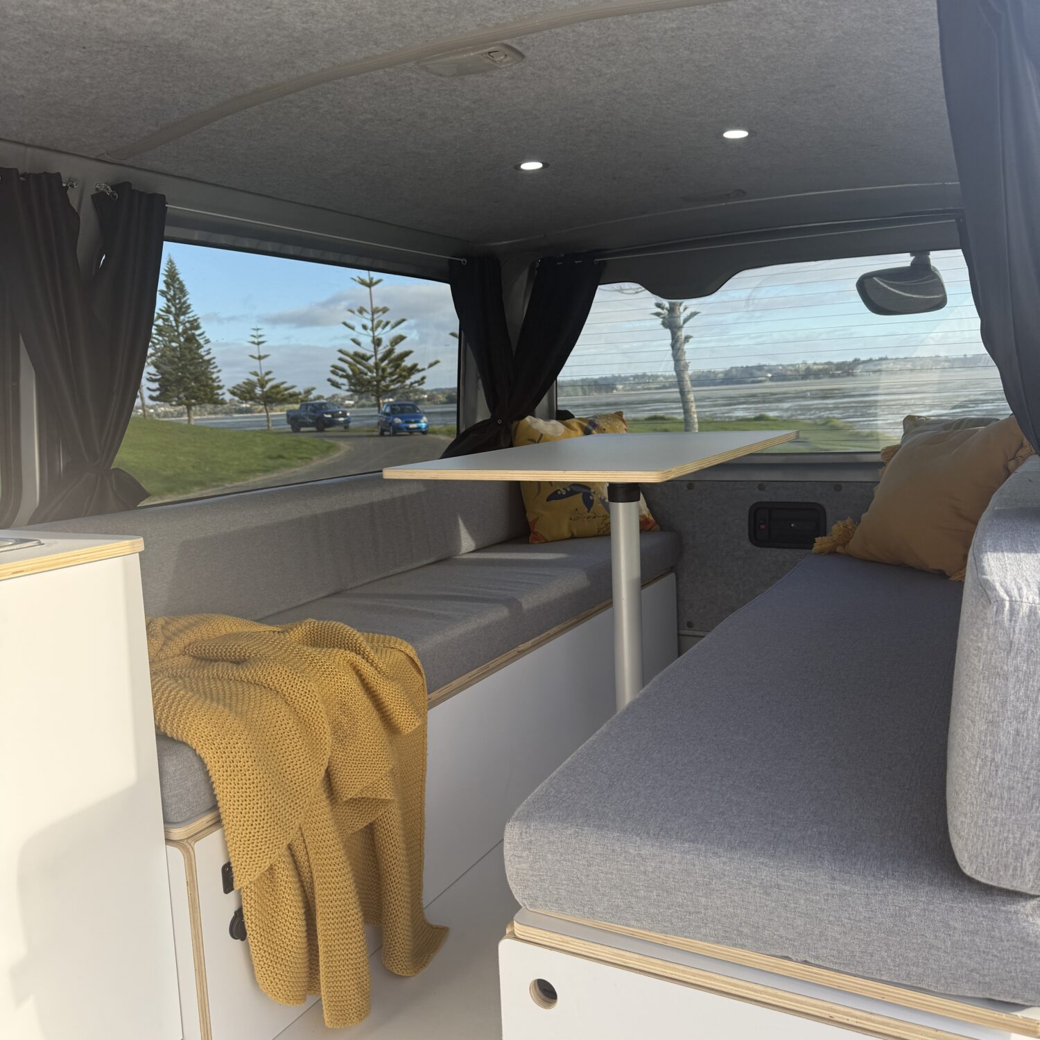 Campervan Toyota Hiace económico para 2 personas Carly de Nomado en alquiler en Auckland y Christchurch
