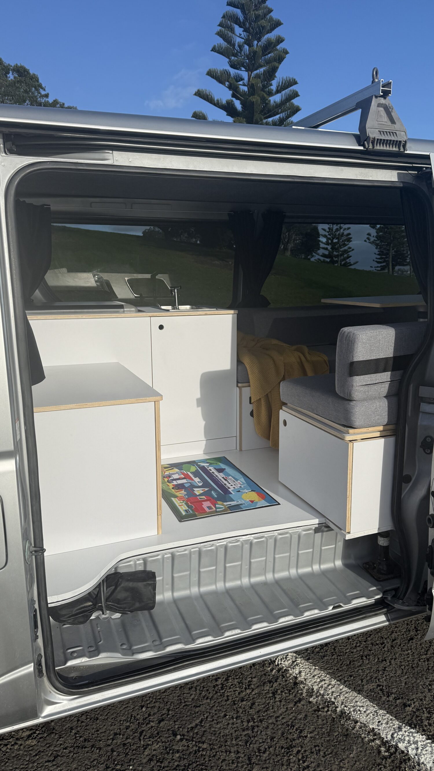 Campervan Toyota Hiace económico para 2 personas Carly de Nomado en alquiler en Auckland y Christchurch