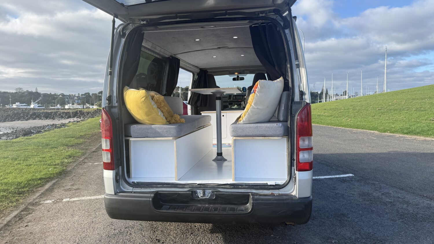 Campervan Toyota Hiace económico para 2 personas Carly de Nomado en alquiler en Auckland y Christchurch