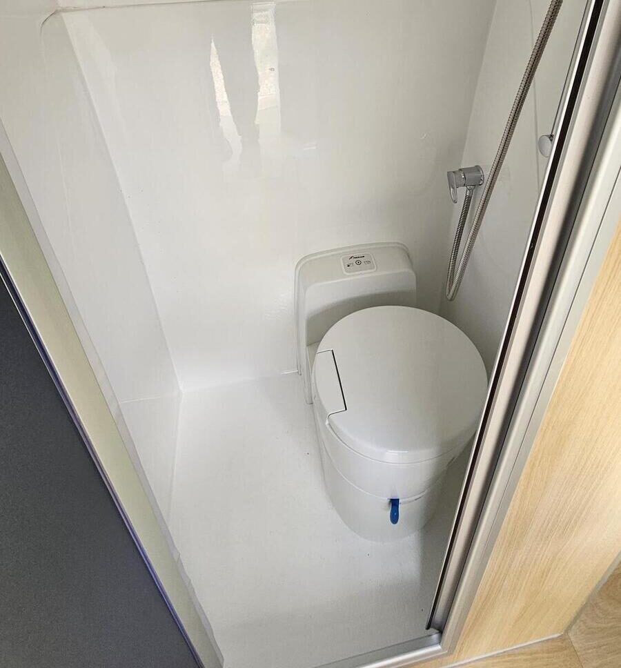 Bathroom Queeny 2+1 Campervan Rental Nomado